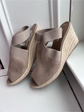 Kenneth Cole REACTION Peep Toe Wedge Espadrille Sandals in Taupe Size 9